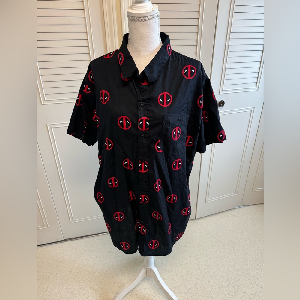 Men’s Extra Large Deadpool Button-Down Short Slee… - image 1